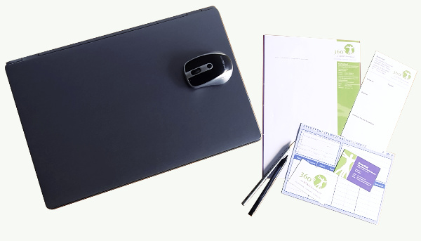 Laptop, Rezeptblock und Patientenakte